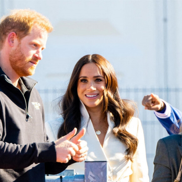 Le prince Harry et Meghan Markle assistent à la finale d'athlétisme, au deuxième jour des Invictus Games 2020 à La Haye, le 17 avril 2022.