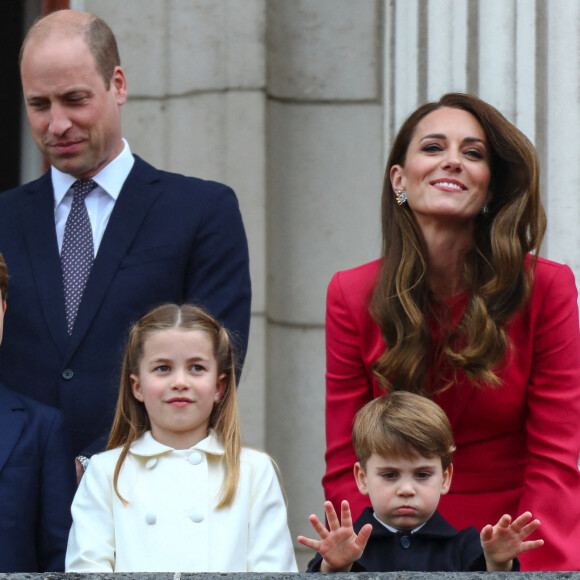 La famille royale au balcon du palais de Buckingham lors de la parade de clôture de festivités du jubilé de la reine à Londres le 5 juin 2022. 