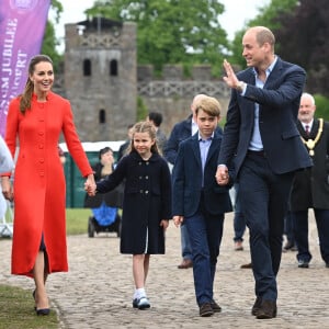 Le prince William, duc de Cambridge, et Catherine (Kate) Middleton, duchesse de Cambridge, accompagnés de leurs enfants, le prince George de Cambridge et la princesse Charlotte de Cambridge en visite au château de Cardiff, Royaume Uni, le 4 juin 2022, à l'occasion du jubilé de platine de la reine d'Angleterre. 