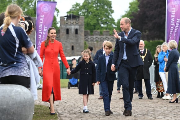 Le prince William, duc de Cambridge, et Catherine (Kate) Middleton, duchesse de Cambridge, accompagnés de leurs enfants, le prince George de Cambridge et la princesse Charlotte de Cambridge en visite au château de Cardiff, Royaume Uni, le 4 juin 2022, à l'occasion du jubilé de platine de la reine d'Angleterre. 