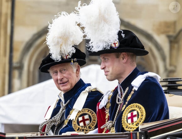 Le prince Charles, prince de Galles, le prince William, duc de Cambridge, lors de la cérémonie de l'ordre de la Jarretière à la chapelle Saint-Georges du château de Windsor.  Londres, le 13 juin 2022. 