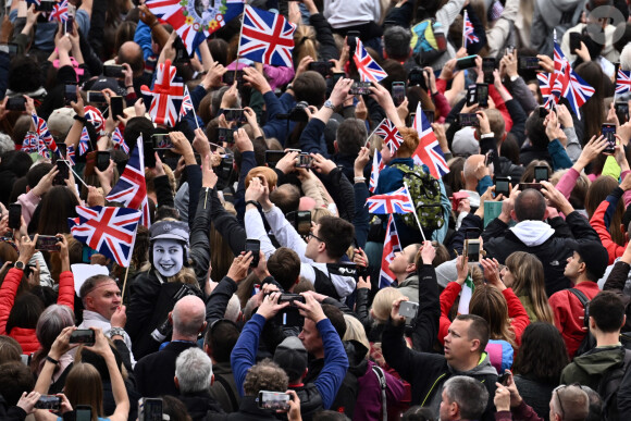 Illustration de la foule devant le palais de Buckingham le dernier jour des festivités du jubilé de platine de la Reine à Londres le 5 juin 2022. 