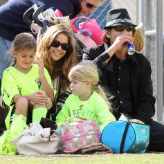 Charlie Sheen et son ex-femme Denise Richards ont assisté à un match de football de leurs filles à Los Angeles, le 19 novembre 2011.