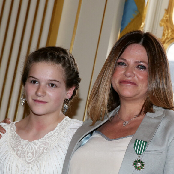 Charlotte Valandrey et sa fille Tara Paris le 10 avril 2013 Remise de la medaille de Chevalier de l'Ordre des Arts et des Lettres par la Ministre de la Culture et de la Communication, au Ministere de la Culture. 