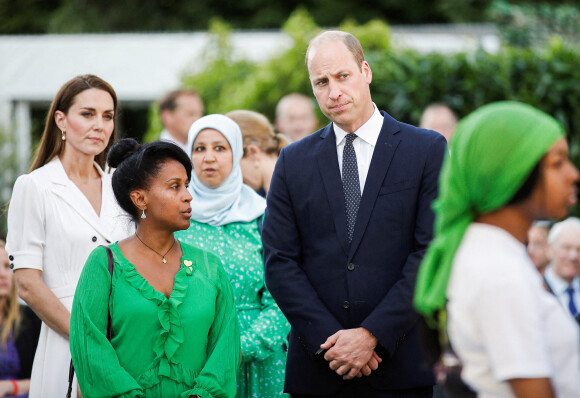 Le prince William, duc de Cambridge, et Kate Middleton lors d'une cérémonie multiconfessionnelle et de dépôt de couronnes au pied de la tour Grenfell à Londres, Royaume Uni, le 14 juin 2022, en souvenir de ceux qui sont morts dans l'incendie de la tour Grenfell le 14 juin 2018.