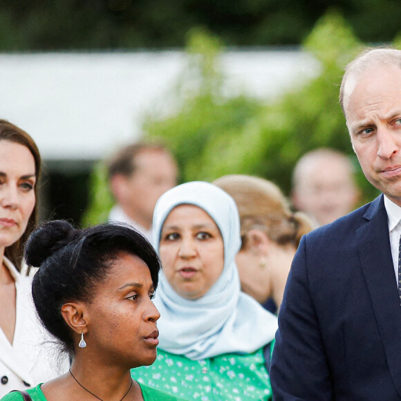 Le prince William, duc de Cambridge, et Kate Middleton lors d'une cérémonie multiconfessionnelle et de dépôt de couronnes au pied de la tour Grenfell à Londres, Royaume Uni, le 14 juin 2022, en souvenir de ceux qui sont morts dans l'incendie de la tour Grenfell le 14 juin 2018.