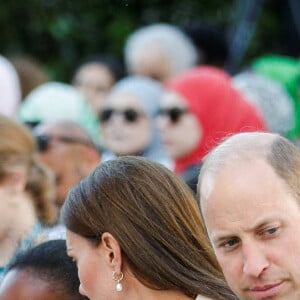 Le prince William, duc de Cambridge, et Kate Middleton lors d'une cérémonie multiconfessionnelle et de dépôt de couronnes au pied de la tour Grenfell à Londres, Royaume Uni, le 14 juin 2022, en souvenir de ceux qui sont morts dans l'incendie de la tour Grenfell le 14 juin 2018.