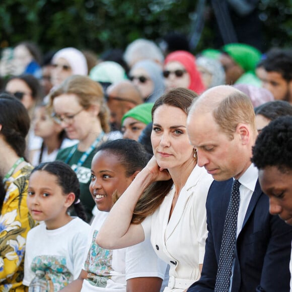 Le prince William, duc de Cambridge, et Kate Middleton lors d'une cérémonie multiconfessionnelle et de dépôt de couronnes au pied de la tour Grenfell à Londres, Royaume Uni, le 14 juin 2022, en souvenir de ceux qui sont morts dans l'incendie de la tour Grenfell le 14 juin 2018.