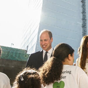 Le prince William, duc de Cambridge, et Kate Middleton lors d'une cérémonie multiconfessionnelle et de dépôt de couronnes au pied de la tour Grenfell à Londres, Royaume Uni, le 14 juin 2022, en souvenir de ceux qui sont morts dans l'incendie de la tour Grenfell le 14 juin 2018.