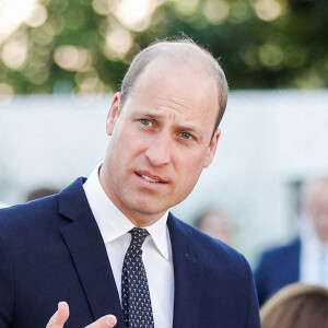 Le prince William, duc de Cambridge, lors d'une cérémonie multiconfessionnelle et de dépôt de couronnes au pied de la tour Grenfell à Londres, Royaume Uni, le 14 juin 2022, en souvenir de ceux qui sont morts dans l'incendie de la tour Grenfell le 14 juin 2018.