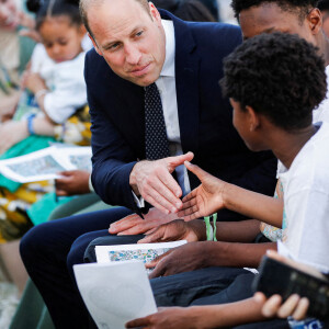 Le prince William, duc de Cambridge, lors d'une cérémonie multiconfessionnelle et de dépôt de couronnes au pied de la tour Grenfell à Londres, Royaume Uni, le 14 juin 2022, en souvenir de ceux qui sont morts dans l'incendie de la tour Grenfell le 14 juin 2018.