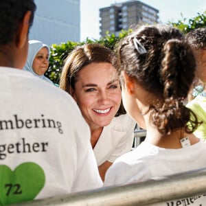 Catherine (Kate) Middleton, duchesse de Cambridge, lors d'une cérémonie multiconfessionnelle et de dépôt de couronnes au pied de la tour Grenfell à Londres, Royaume Uni, le 14 juin 2022, en souvenir de ceux qui sont morts dans l'incendie de la tour Grenfell le 14 juin 2018.