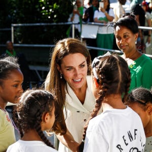 Catherine (Kate) Middleton, duchesse de Cambridge, lors d'une cérémonie multiconfessionnelle et de dépôt de couronnes au pied de la tour Grenfell à Londres, Royaume Uni, le 14 juin 2022, en souvenir de ceux qui sont morts dans l'incendie de la tour Grenfell le 14 juin 2018.