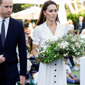 Le prince William, duc de Cambridge, et Kate Middleton lors d'une cérémonie multiconfessionnelle et de dépôt de couronnes au pied de la tour Grenfell à Londres, Royaume Uni, le 14 juin 2022, en souvenir de ceux qui sont morts dans l'incendie de la tour Grenfell le 14 juin 2018.