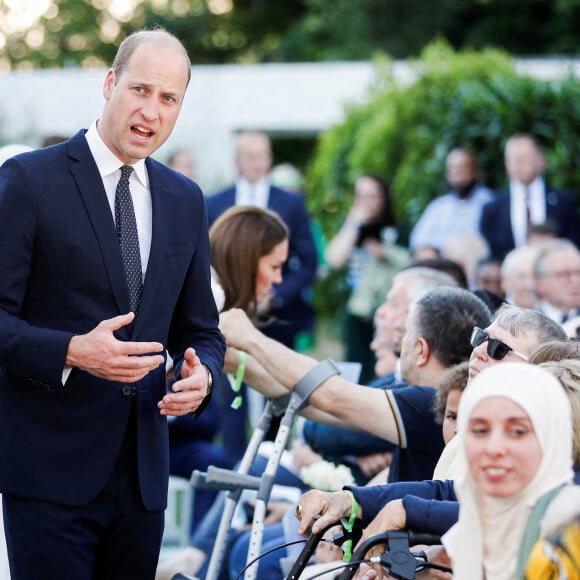 Le prince William, duc de Cambridge, et Kate Middleton lors d'une cérémonie multiconfessionnelle et de dépôt de couronnes au pied de la tour Grenfell à Londres, Royaume Uni, le 14 juin 2022, en souvenir de ceux qui sont morts dans l'incendie de la tour Grenfell le 14 juin 2018.