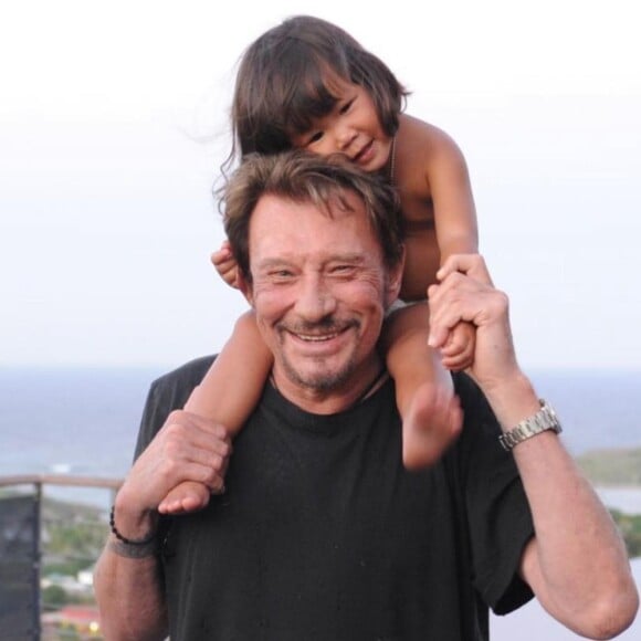 Joy a partagé des photos d'archives le 15 juin 2022 sur Instagram, jour de l'anniversaire de son défunt papa Johnny Hallyday.