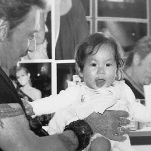 Joy a partagé des photos d'archives le 15 juin 2022 sur Instagram, jour de l'anniversaire de son défunt papa Johnny Hallyday.