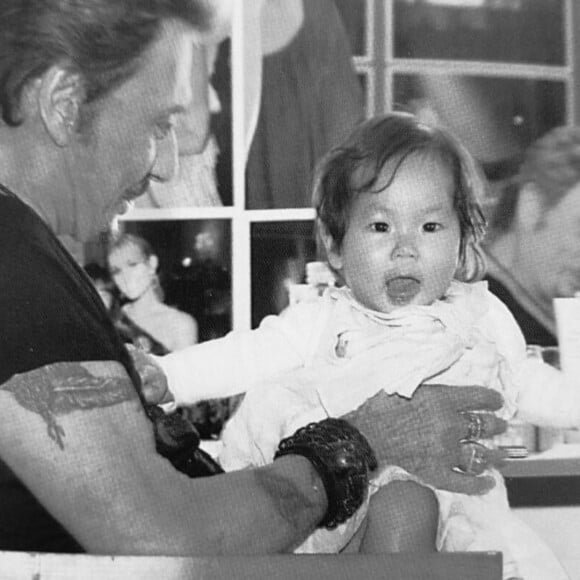 Joy a partagé des photos d'archives le 15 juin 2022 sur Instagram, jour de l'anniversaire de son défunt papa Johnny Hallyday.