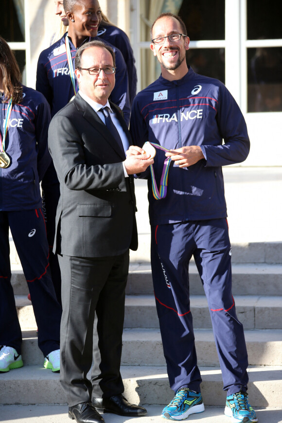 Francois Hollande et Yohann Diniz médaille d'or 50kms marche - L'équipe de France d'athlétisme a été reçue à l'Elysée par François Hollande et Najat Vallaud-Belkacem, le 18 août 2014.