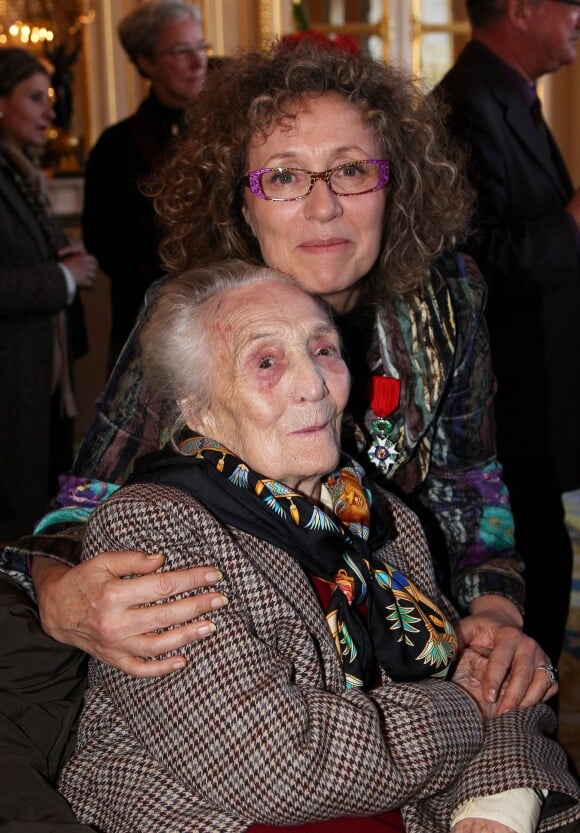 Mireille Dumas en compagnie de sa mère à Paris, le 12 décembre 2011.