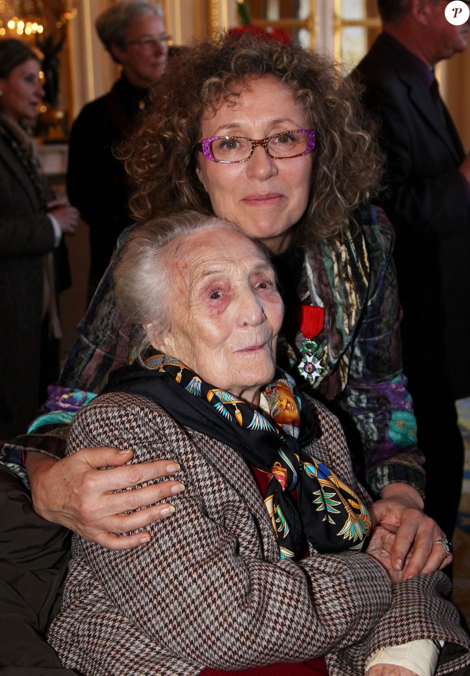 Mireille Dumas en compagnie de sa mère à Paris, le 12 décembre 2011.