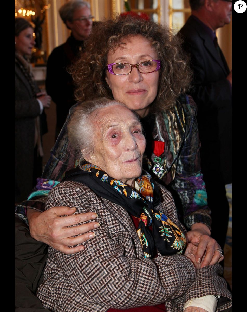 Mireille Dumas en compagnie de sa mère à Paris, le 12 décembre 2011.
