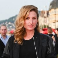 Julia Piaton en crop top face à Frédérique Bel sublime en robe fendue au Festival de Cabourg