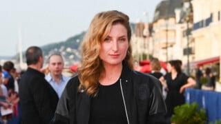 Julia Piaton en crop top face à Frédérique Bel sublime en robe fendue au Festival de Cabourg