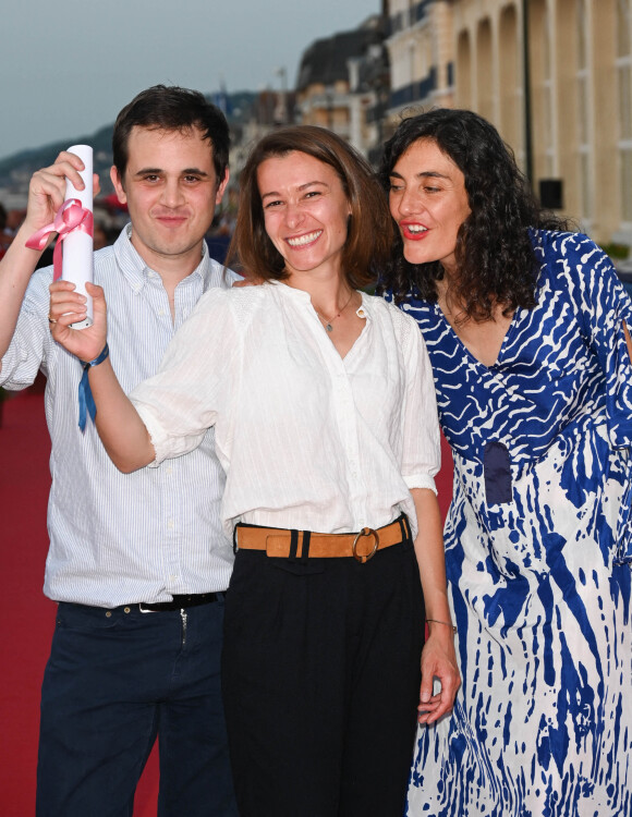 Julien Gaspar Olivieri, Alice Douard et Emilie brisavoine - People sur le tapis rouge lors du 36ème festival du film de Cabourg le 17 juin 2022. © Guirec Coadic / Bestimage
