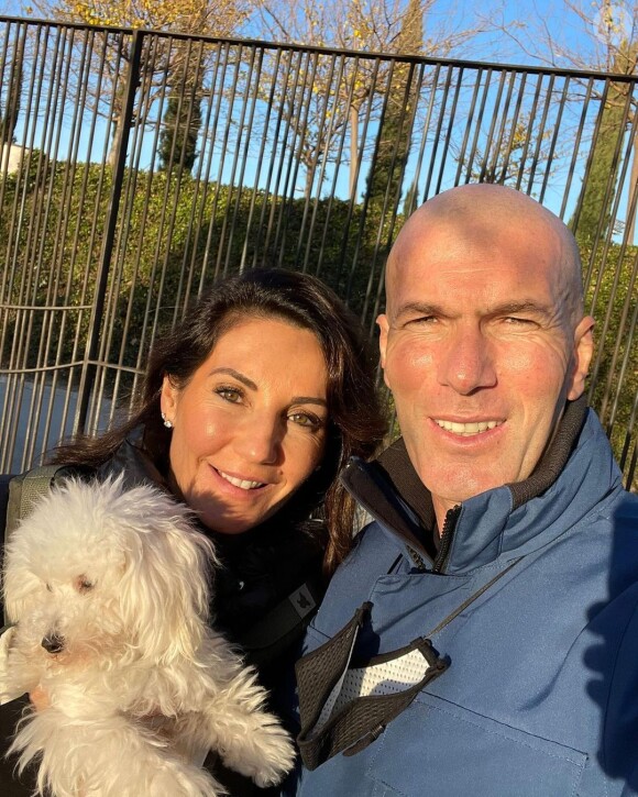 Zinédine Zidane avec sa femme Véronique et leur chien sur Instagram le 15 décembre 2021.