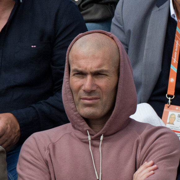 Zinedine Zidane - Les célébrités dans les tribunes lors des Internationaux de France de Tennis de Roland Garros 2022, le 27 mai 2022. © MPP / Bestimage