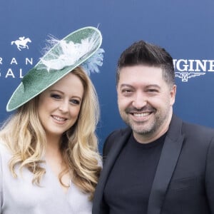 Chris Marques et sa compagne Jaclyn Spencer - Photocall du Prix de Diane Longines 2022 à Chantilly le 19 juin 2022. © Jack Tribeca / Bestimage