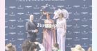 Sophie Thalmann sublime pour le Prix de Diane, une actrice d'Ici tout commence fait le show