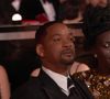 Moment de sidération aux Oscars : Will Smith frappe Chris Rock sur scène. Après une blague de Chris Rock sur Jada Pinkett Smith, la femme de Will Smith, ce dernier est monté sur la scène des Oscars pour gifler l'humoriste devant l'assemblée médusée. Une 94e cérémonie d'Oscars agitée. On guettait la consécration de l'adaptation de "La Famille Bélier", mais la nuit hollywoodienne a aussi été marquée par une scène assez surréaliste entre l'acteur Will Smith et l'humoriste Chris Rock, chargé d'animer la cérémonie à Hollywood. Chris Rock, c'est une star du stand-up aux Etats Unis. Alors quand il arrive sur scène pour remettre l'Oscar du meilleur documentaire, et bien il fait des blagues. Et notamment une sur la femme de Will Smith, assise au premier rang aux côtés de son mari. Une blague sur le crâne rasé de Jada Pinkett Smith, atteinte d'alopécie, une maladie qui lui fait perdre les cheveux.