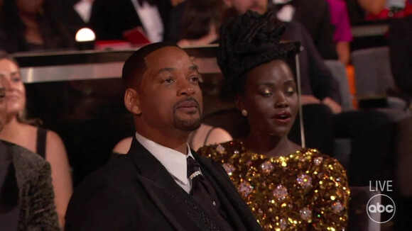 Moment de sidération aux Oscars : Will Smith frappe Chris Rock sur scène. Après une blague de Chris Rock sur Jada Pinkett Smith, la femme de Will Smith, ce dernier est monté sur la scène des Oscars pour gifler l'humoriste devant l'assemblée médusée. Une 94e cérémonie d'Oscars agitée. On guettait la consécration de l'adaptation de "La Famille Bélier", mais la nuit hollywoodienne a aussi été marquée par une scène assez surréaliste entre l'acteur Will Smith et l'humoriste Chris Rock, chargé d'animer la cérémonie à Hollywood. Chris Rock, c'est une star du stand-up aux Etats Unis. Alors quand il arrive sur scène pour remettre l'Oscar du meilleur documentaire, et bien il fait des blagues. Et notamment une sur la femme de Will Smith, assise au premier rang aux côtés de son mari. Une blague sur le crâne rasé de Jada Pinkett Smith, atteinte d'alopécie, une maladie qui lui fait perdre les cheveux.