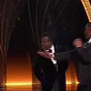 Moment de sidération aux Oscars 2022: Will Smith frappe Chris Rock sur scène le 27 mars 2022. Après une blague de Chris Rock sur Jada Pinkett Smith, la femme de Will Smith, ce dernier est monté sur la scène des Oscars pour gifler l'humoriste devant l'assemblée médusée. Une 94e cérémonie d'Oscars agitée. On guettait la consécration de l'adaptation de "La Famille Bélier", mais la nuit hollywoodienne a aussi été marquée par une scène assez surréaliste entre l'acteur Will Smith et l'humoriste Chris Rock, chargé d'animer la cérémonie à Hollywood. Chris Rock, c'est une star du stand-up aux Etats Unis. Alors quand il arrive sur scène pour remettre l'Oscar du meilleur documentaire, et bien il fait des blagues. Et notamment une sur la femme de Will Smith, assise au premier rang aux côtés de son mari. Une blague sur le crâne rasé de Jada Pinkett Smith, atteinte d'alopécie, une maladie qui lui fait perdre les cheveux.