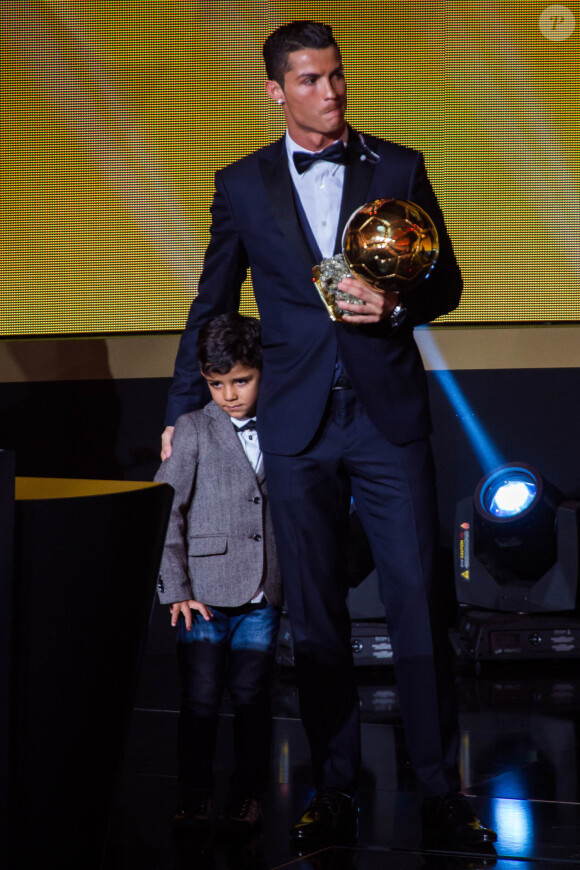 Cristiano Ronaldo et son fils Cristiano Ronaldo Junior - Gala FIFA Ballon d'Or 2014 à Zurich, le 12 janvier 2015.