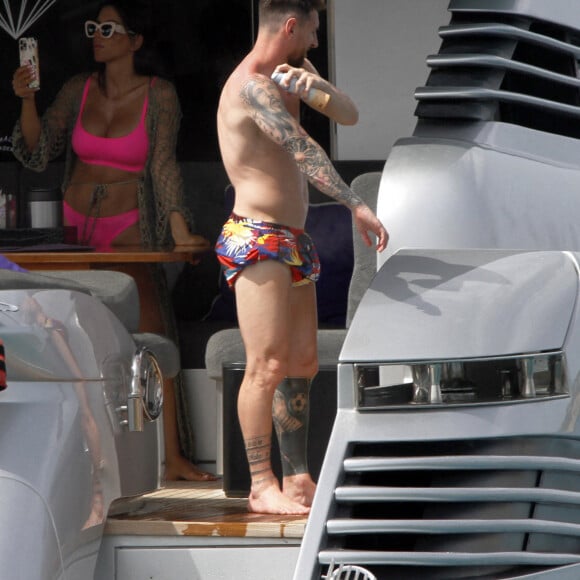 Lionel Messi, sa femme Antonela et leurs enfants se détendent sur un yacht avec Cesc Fabregas, sa femme Daniella et leurs enfants à Ibiza le 20 juin 2022.