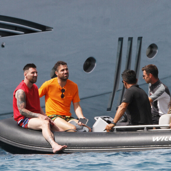 Lionel Messi, sa femme Antonela et leurs enfants se détendent sur un yacht avec Cesc Fabregas, sa femme Daniella et leurs enfants à Ibiza le 20 juin 2022.