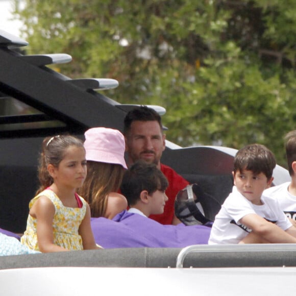 Lionel Messi, sa femme Antonela et leurs enfants se détendent sur un yacht avec Cesc Fabregas, sa femme Daniella et leurs enfants à Ibiza le 20 juin 2022.