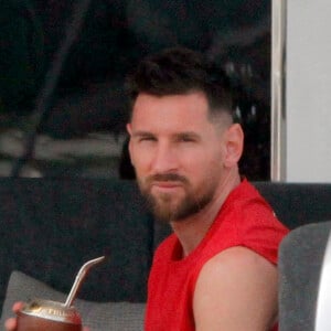 Lionel Messi, sa femme Antonela et leurs enfants se détendent sur un yacht avec Cesc Fabregas, sa femme Daniella et leurs enfants à Ibiza le 20 juin 2022.