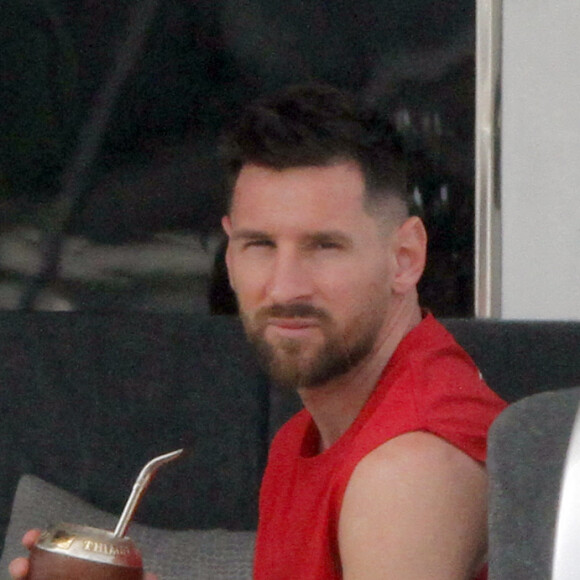 Lionel Messi, sa femme Antonela et leurs enfants se détendent sur un yacht avec Cesc Fabregas, sa femme Daniella et leurs enfants à Ibiza le 20 juin 2022.