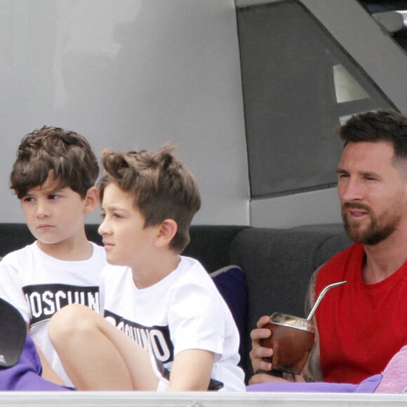 Lionel Messi, sa femme Antonela et leurs enfants se détendent sur un yacht avec Cesc Fabregas, sa femme Daniella et leurs enfants à Ibiza le 20 juin 2022.