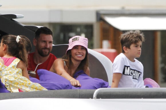 Lionel Messi, sa femme Antonela et leurs enfants se détendent sur un yacht avec Cesc Fabregas, sa femme Daniella et leurs enfants à Ibiza le 20 juin 2022.