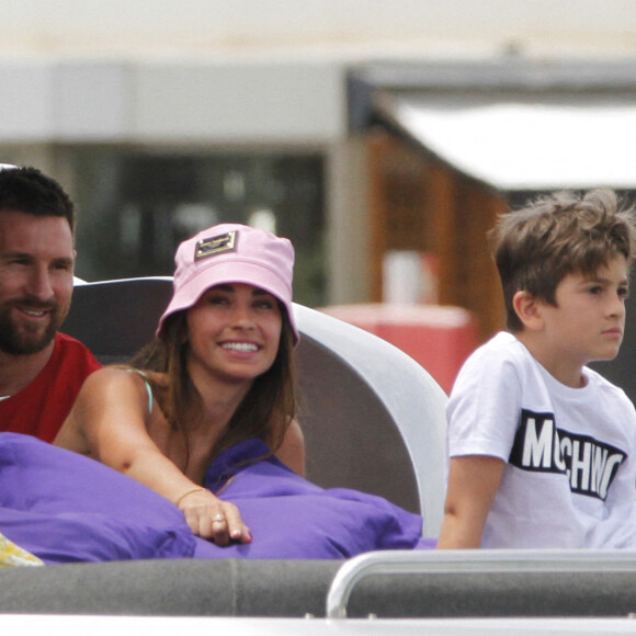 Lionel Messi, sa femme Antonela et leurs enfants se détendent sur un yacht avec Cesc Fabregas, sa femme Daniella et leurs enfants à Ibiza le 20 juin 2022.