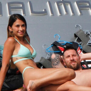 Lionel Messi, sa femme Antonela et leurs enfants se détendent sur un yacht avec Cesc Fabregas, sa femme Daniella et leurs enfants à Ibiza.