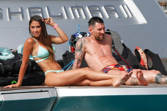Lionel Messi, sa femme Antonela et leurs enfants se détendent sur un yacht avec Cesc Fabregas, sa femme Daniella et leurs enfants à Ibiza le 20 juin 2022.