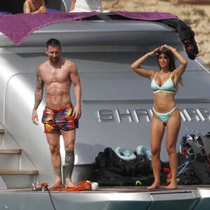 Lionel Messi, sa femme Antonela et leurs enfants se détendent sur un yacht avec Cesc Fabregas, sa femme Daniella et leurs enfants à Ibiza le 20 juin 2022.