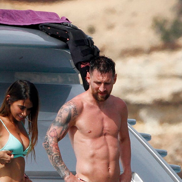 Lionel Messi, sa femme Antonela et leurs enfants se détendent sur un yacht avec Cesc Fabregas, sa femme Daniella et leurs enfants à Ibiza le 20 juin 2022.