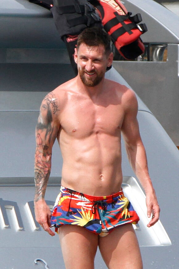 Lionel Messi, sa femme Antonela et leurs enfants se détendent sur un yacht avec Cesc Fabregas, sa femme Daniella et leurs enfants à Ibiza le 20 juin 2022.